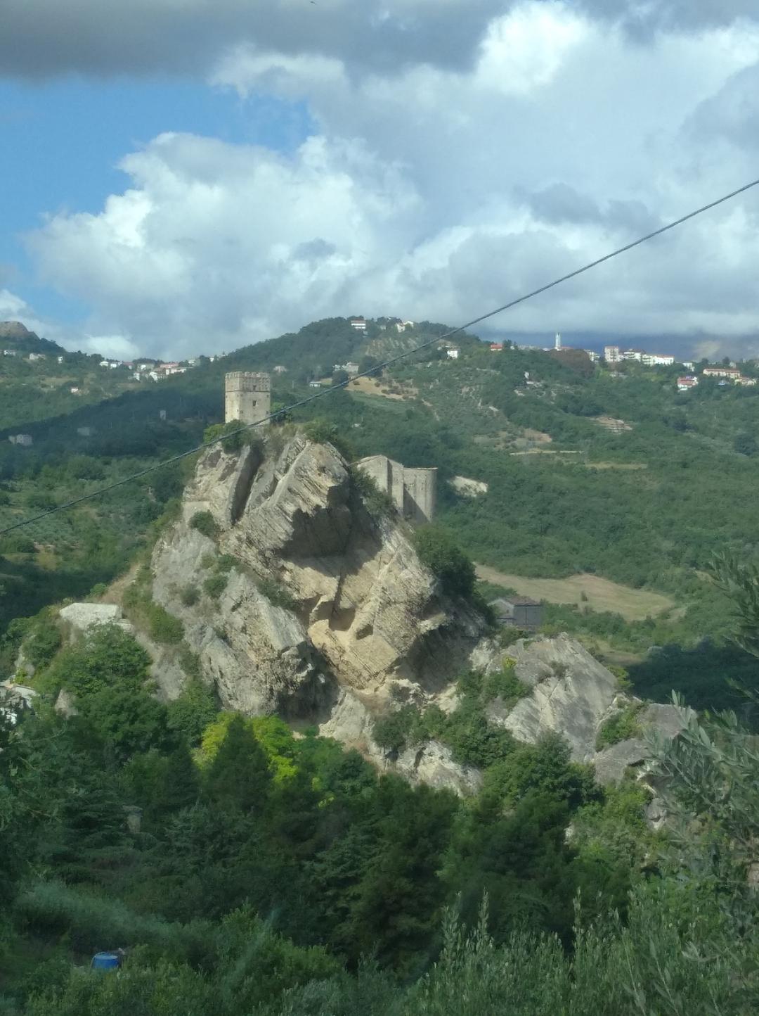 Roccascalegna 悬崖上的城堡，阿布鲁佐