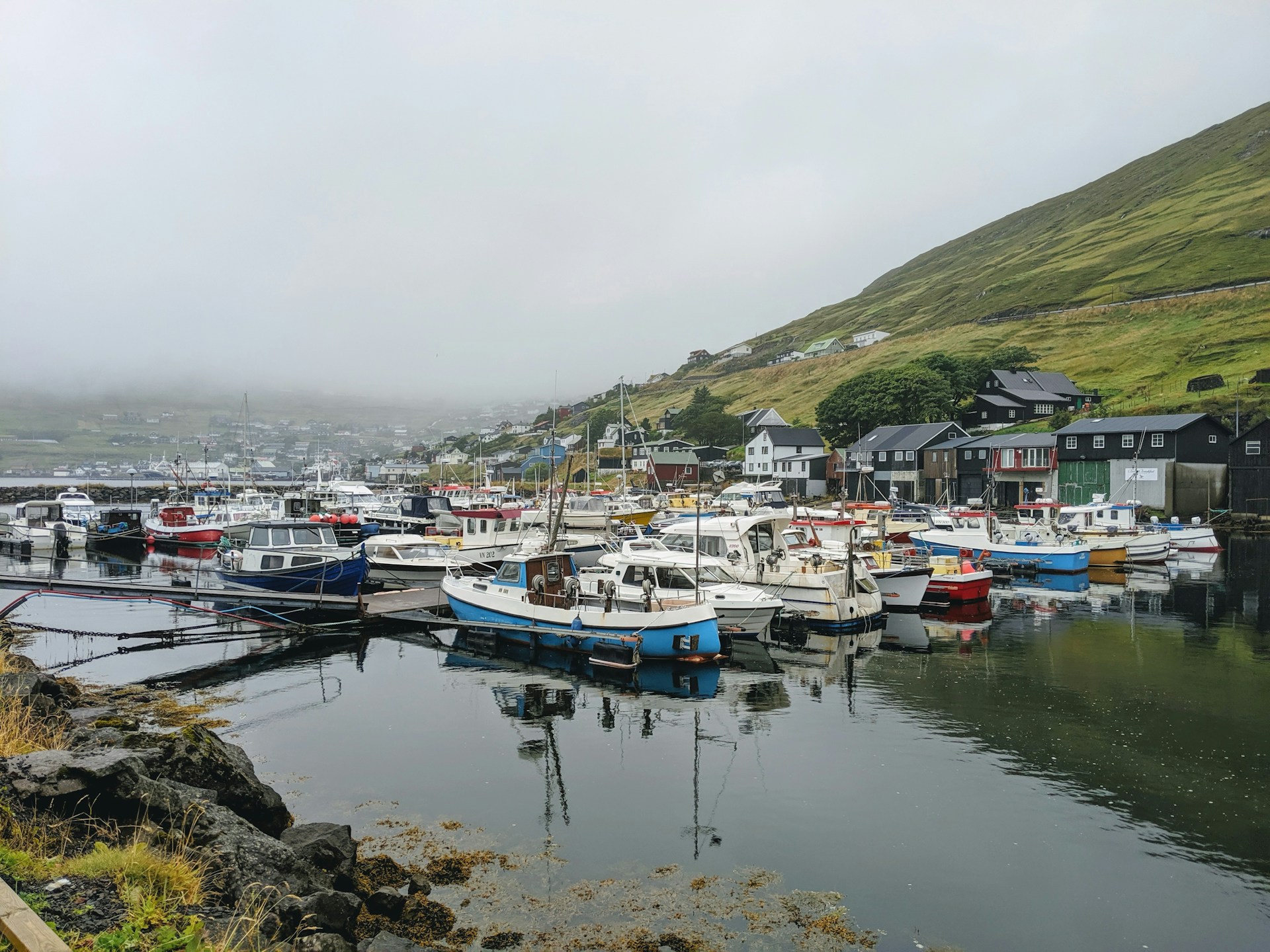 Лодка подходит к морским пещерам Вестманны