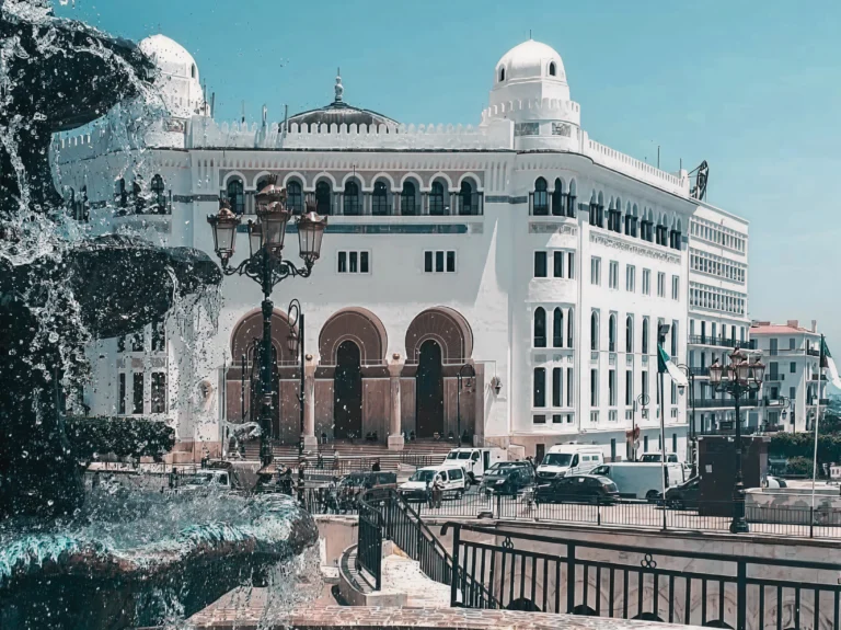 Edificios coloniales blancos de Argel subiendo la colina sobre la bahía de Argel