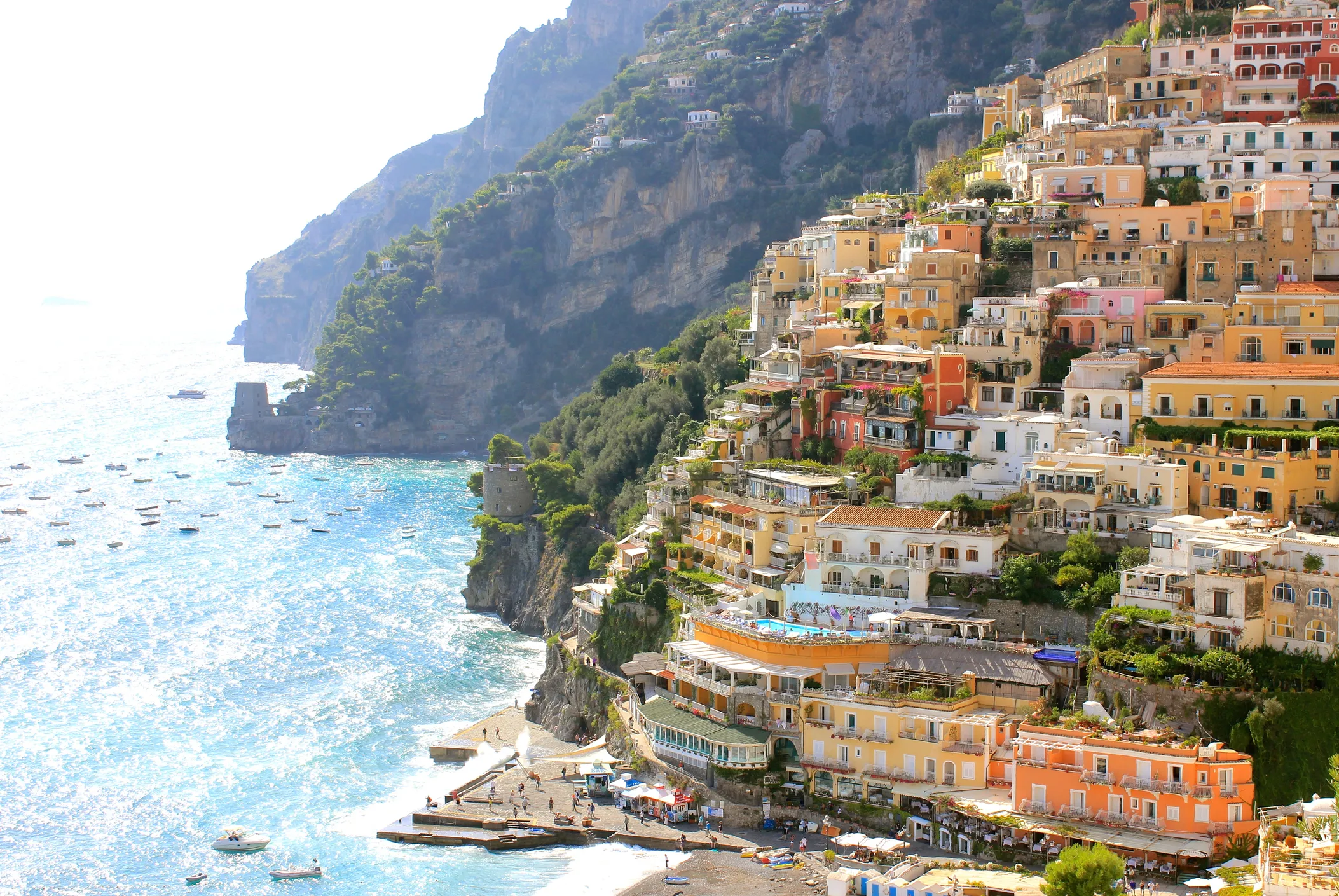 Las casas de Positano en los acantilados sobre el mar en la Costa Amalfitana de Italia