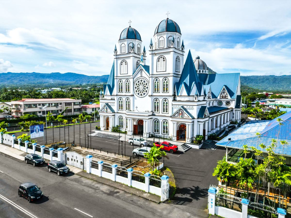 Apia's Hafenpromenade auf Upolu, Samoa, mit dem Turm der Immaculate Conception Cathedral über der Waterfront