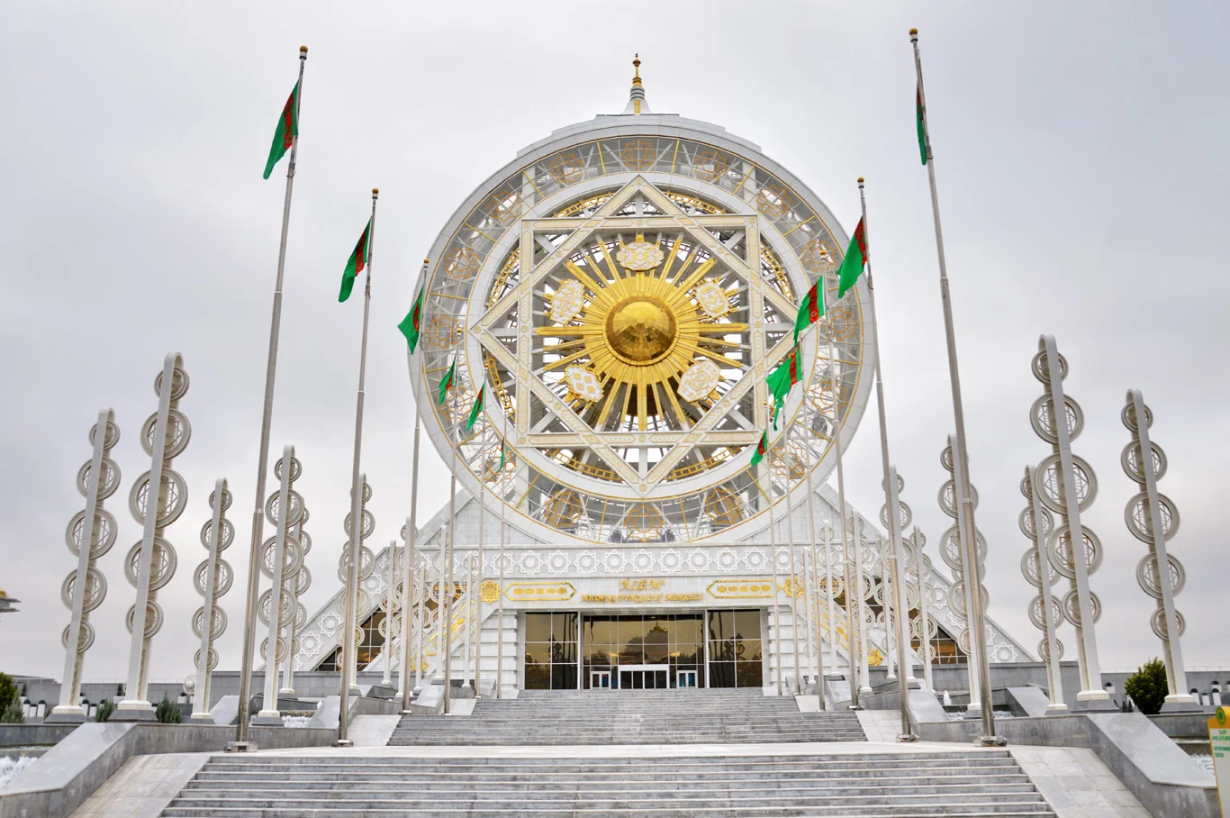 Weißmarmorne Regierungsgebäude und goldene Kuppeln in Aschgabat, Turkmenistan, in der Abenddämmerung