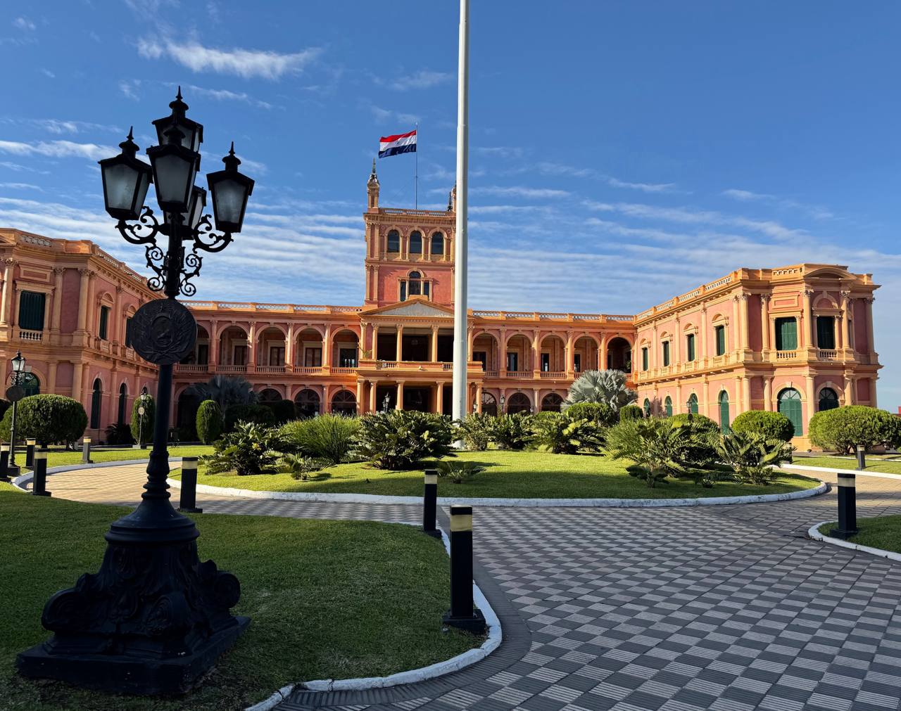 Der beleuchtete Regierungspalast Palacio de Lopez in der Abenddämmerung in Asuncion, Paraguay