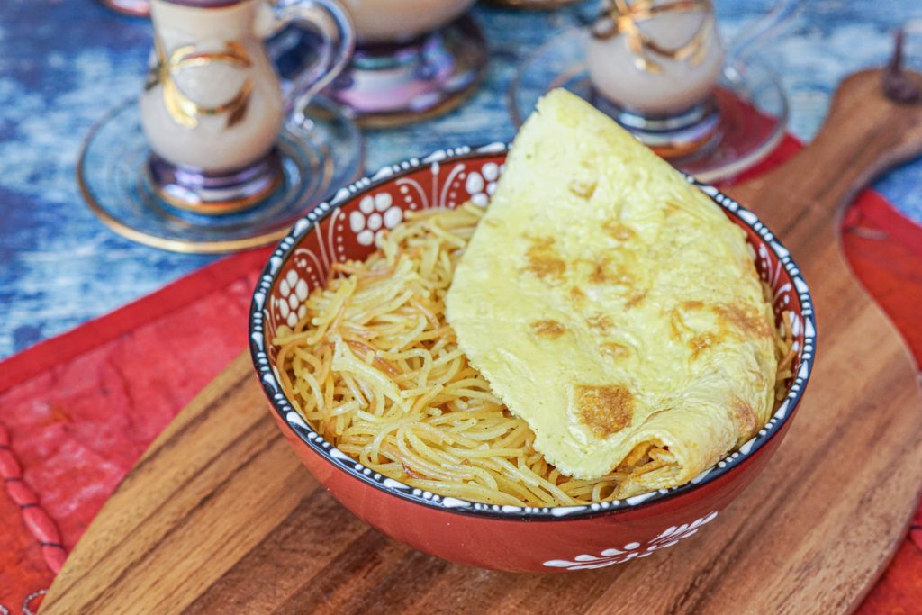 Desayuno bahreiní de balaleet, fideos con huevos y azafrán, servido con té karak
