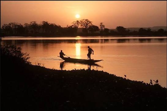 Der Niger in Bamako, Mali, mit Fischerpiroguen auf dem Wasser