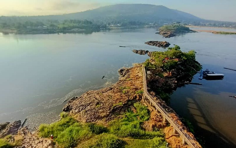 La ribera del río Ubangi en Bangui, República Centroafricana, al atardecer