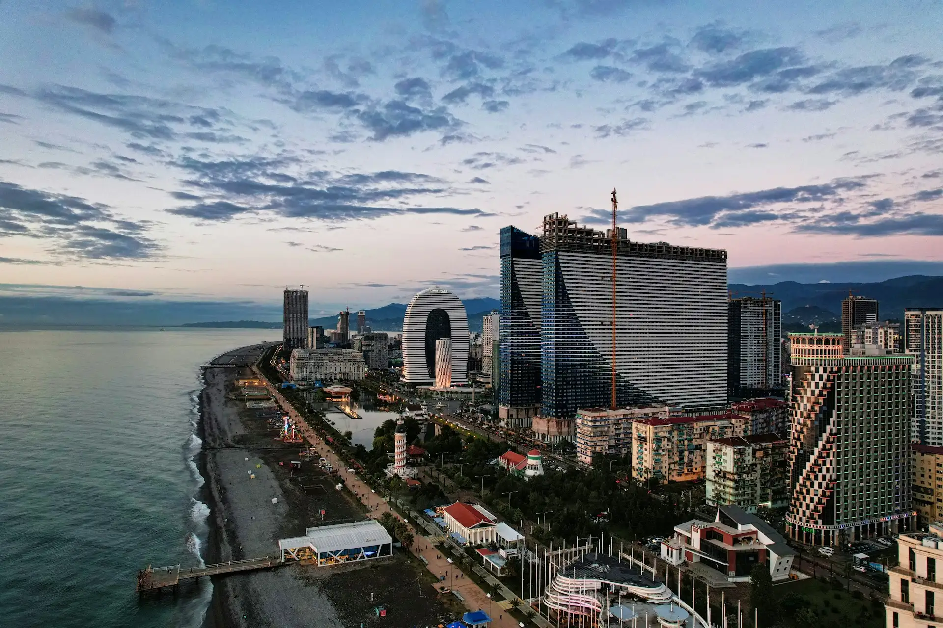 Batumi Zwarte Zeekust en skyline