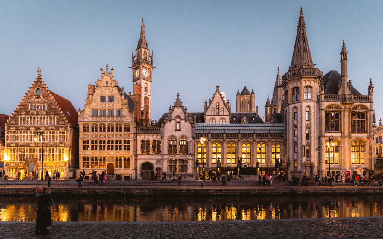 Gentin Graslei-kiltahuvilat auringonlaskussa, keskiaikaiset julkisivut ja turistiveneet Leie-joella, Belgia