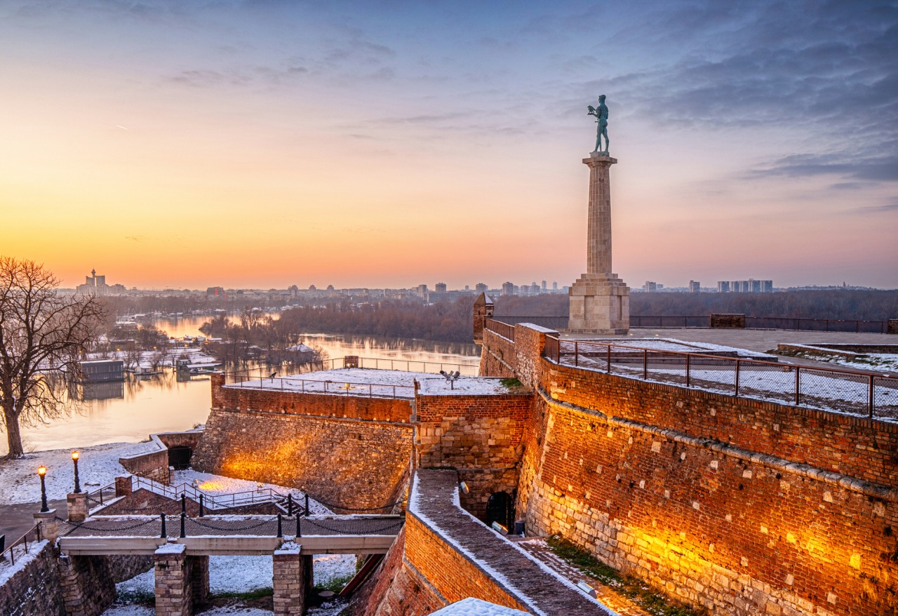 Pôr do sol sobre os rios Sava e Danúbio visto da Fortaleza de Kalemegdan em Belgrado