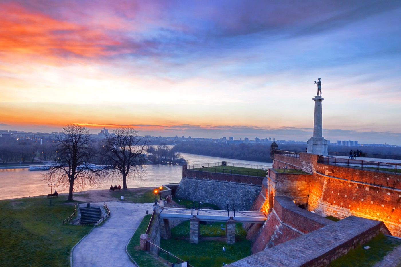 Fortaleza de Belgrado no Parque Kalemegdan com vista para a confluência dos rios Sava e Danúbio ao pôr do sol