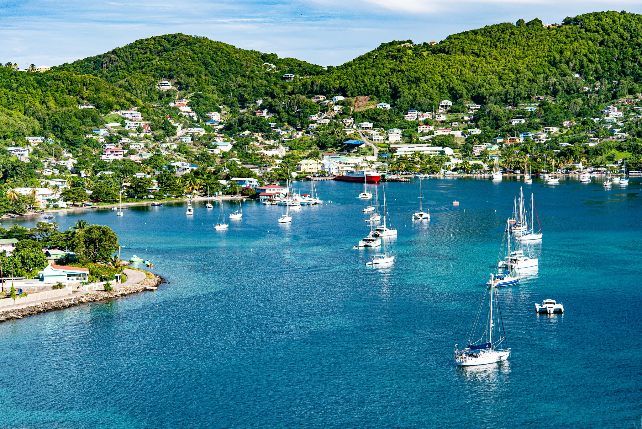 Veleiros ancorados na Baía do Almirantado ao largo de Port Elizabeth, Bequia, São Vicente e Granadinas