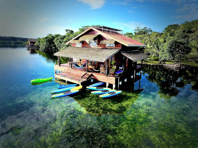 Holzhäuser auf Stelzen über dem Wasser in Bocas del Toro, Panama