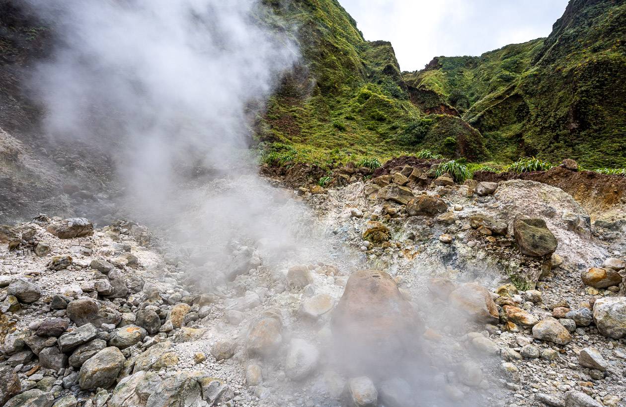 Vapeur s'élevant de la Vallée de la Désolation sur le sentier du Boiling Lake, Dominique