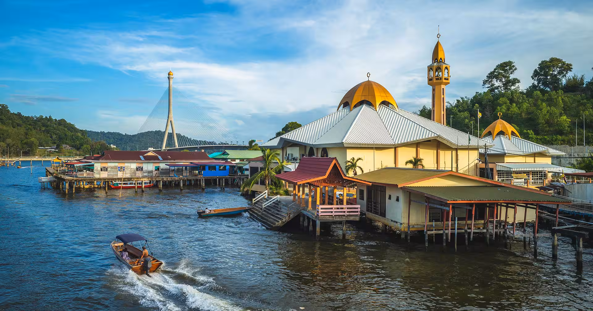 Passerella di legno di Kampong Ayer nel villaggio sull'acqua del Brunei con case su palafitte su entrambi i lati sopra il fiume Brunei e bambini che giocano fuori da una porta colorata