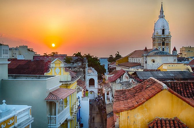 Koloniale Dächer und Kirchtürme in Cartagenas Altstadt zur goldenen Stunde
