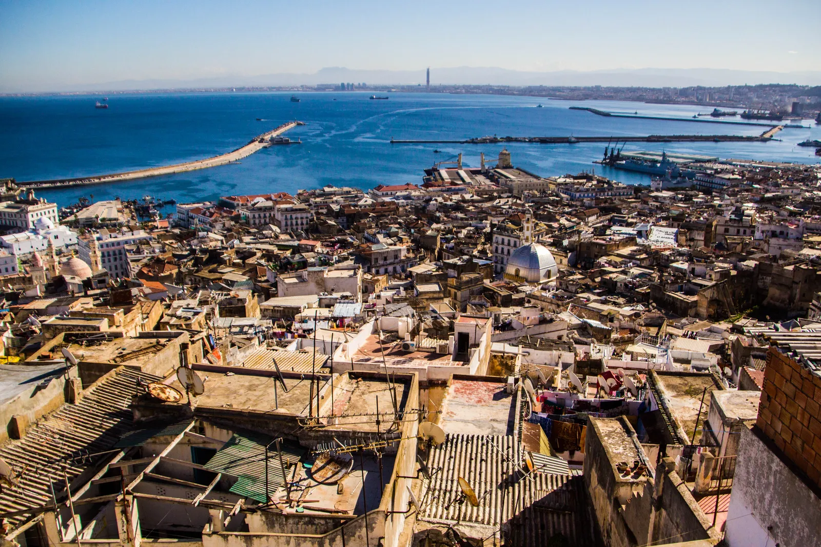 Becos estreitos e casas tradicionais na Casbah de Argel, listada pela UNESCO