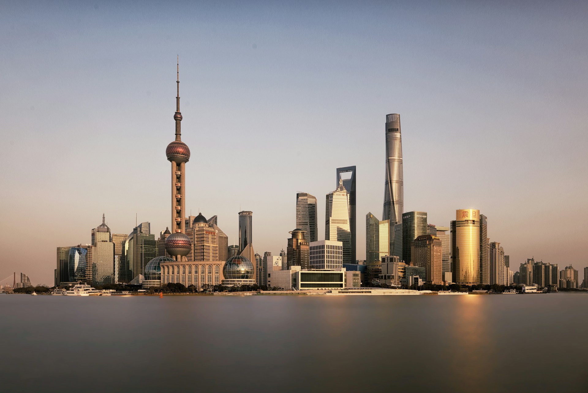 Il Bund a Shanghai, Cina, affacciato sullo skyline di Pudong attraverso il fiume Huangpu