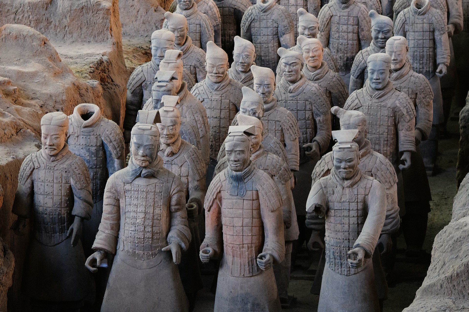File di guerrieri di terracotta a grandezza naturale nel loro scavo vicino a Xi'an, Cina
