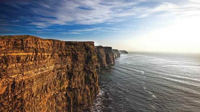 Le Scogliere di Moher che si innalzano sopra l'Oceano Atlantico sulla costa occidentale dell'Irlanda