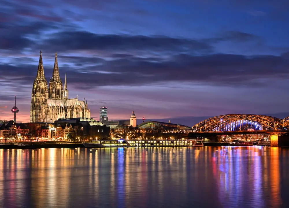 La Catedral de Colonia junto al río Rin al anochecer, Alemania