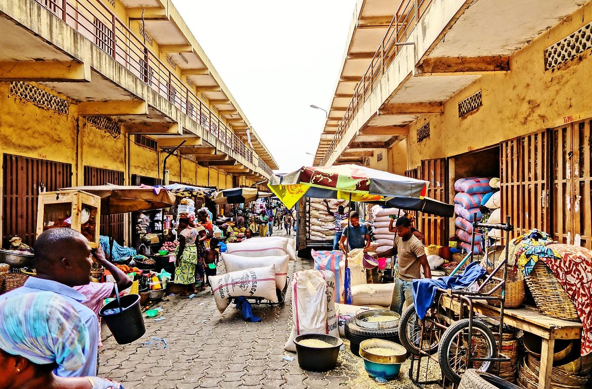 Dantokpan tori laguunilla Cotonoussa, Beninin, väitetysti Länsi-Afrikan suurin ulkoilmatori