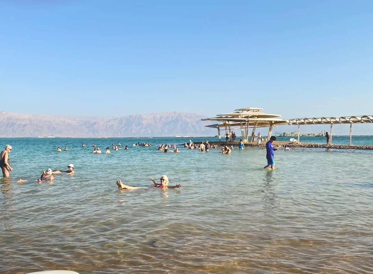 一个人在约旦海岸死海的高盐度水中毫不费力地漂浮