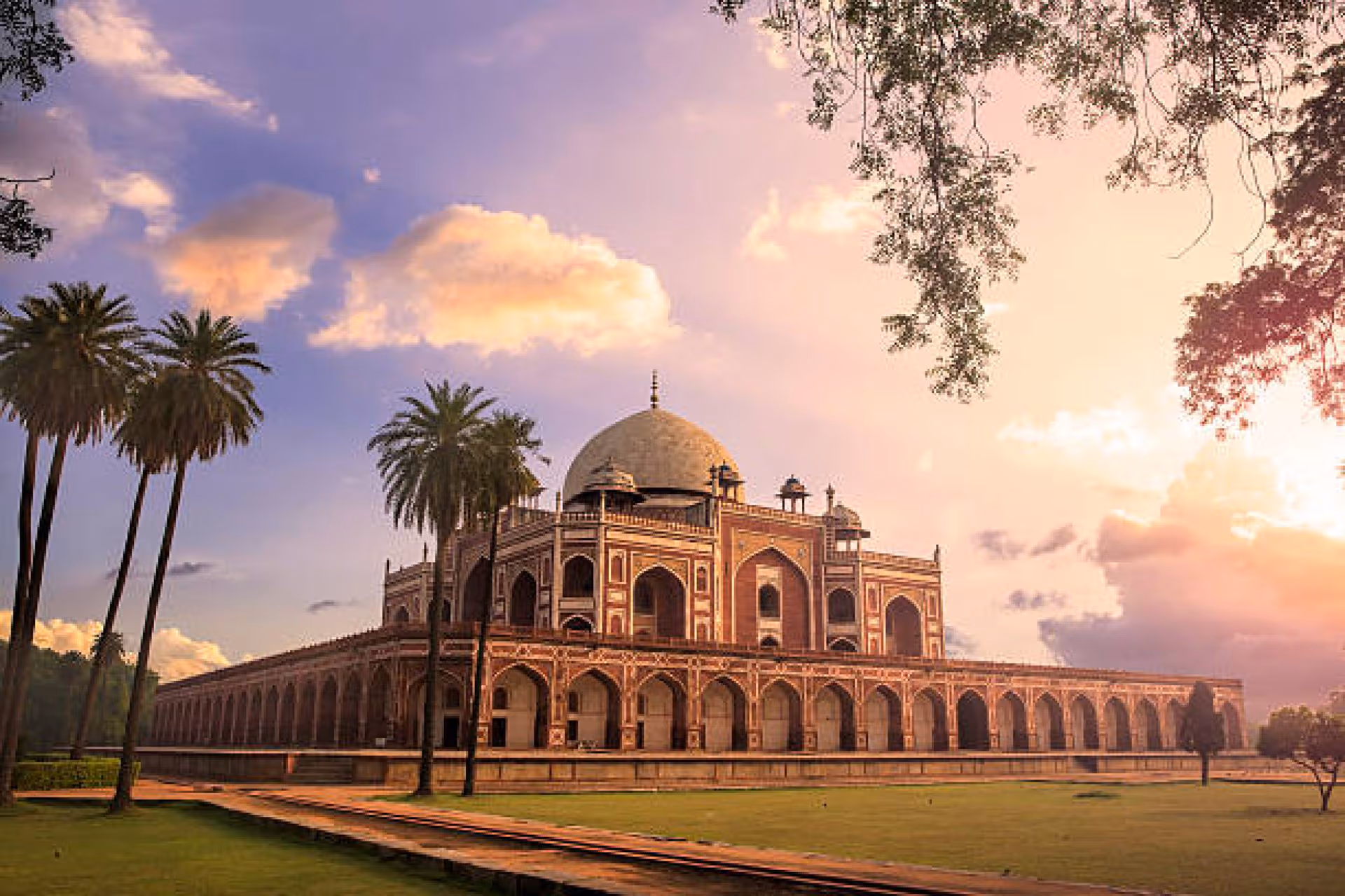 Humayun-Mausoleum aus rotem Sandstein und weißem Marmor in Delhi zur goldenen Stunde