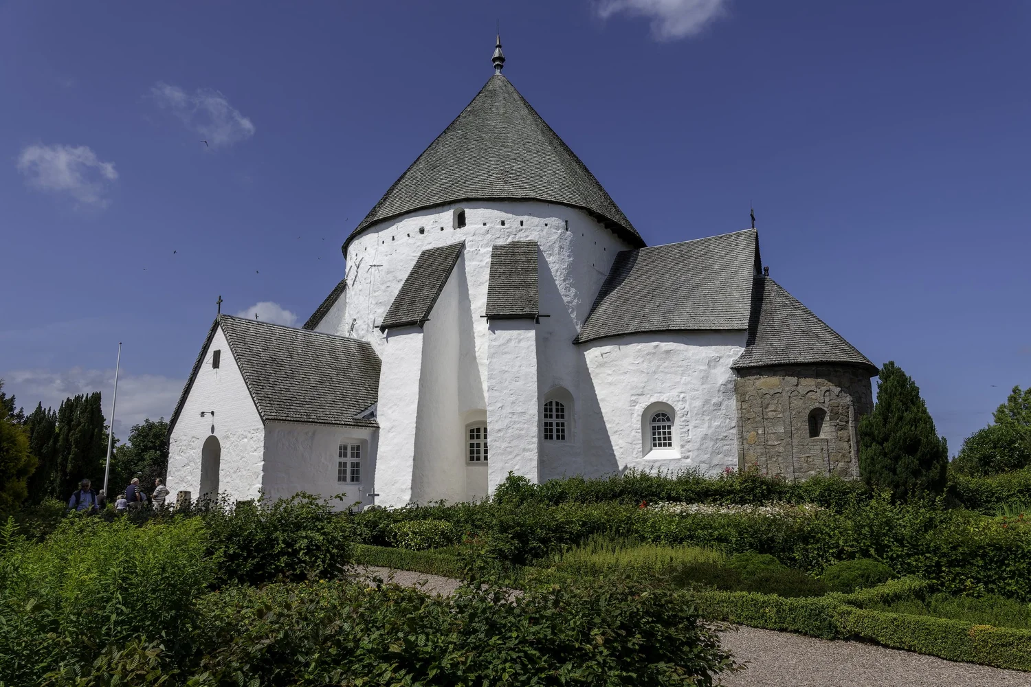 Eine runde Wikingzeit-Kirche und Küstenklippen auf der Insel Bornholm, Dänemark