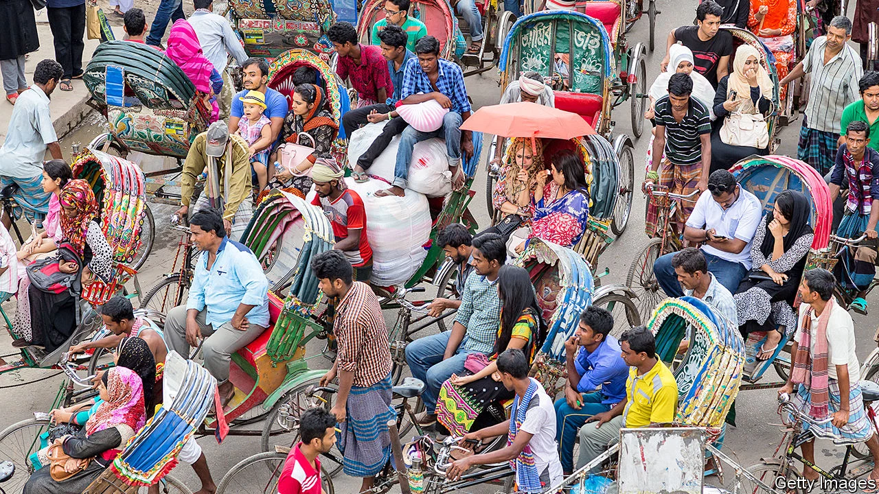 Rickshaws de pedal pintados de colores alineados en una calle concurrida de Daca, Bangladés