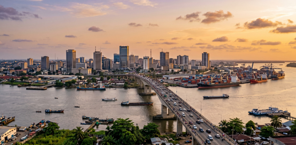 Die Wouri-Mündung und die Skyline von Douala zur goldenen Stunde, Kamerun