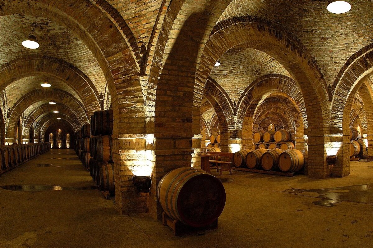 Bodegas excavadas en la ladera en Szepasszony-volgy cerca de Eger, Hungría