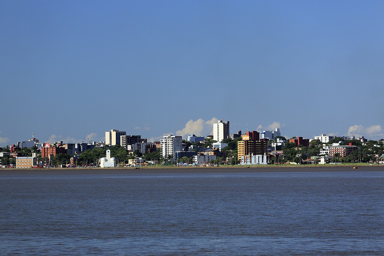 Passeggiata fluviale della Costanera a Encarnacion, Paraguay, lungo il fiume Parana