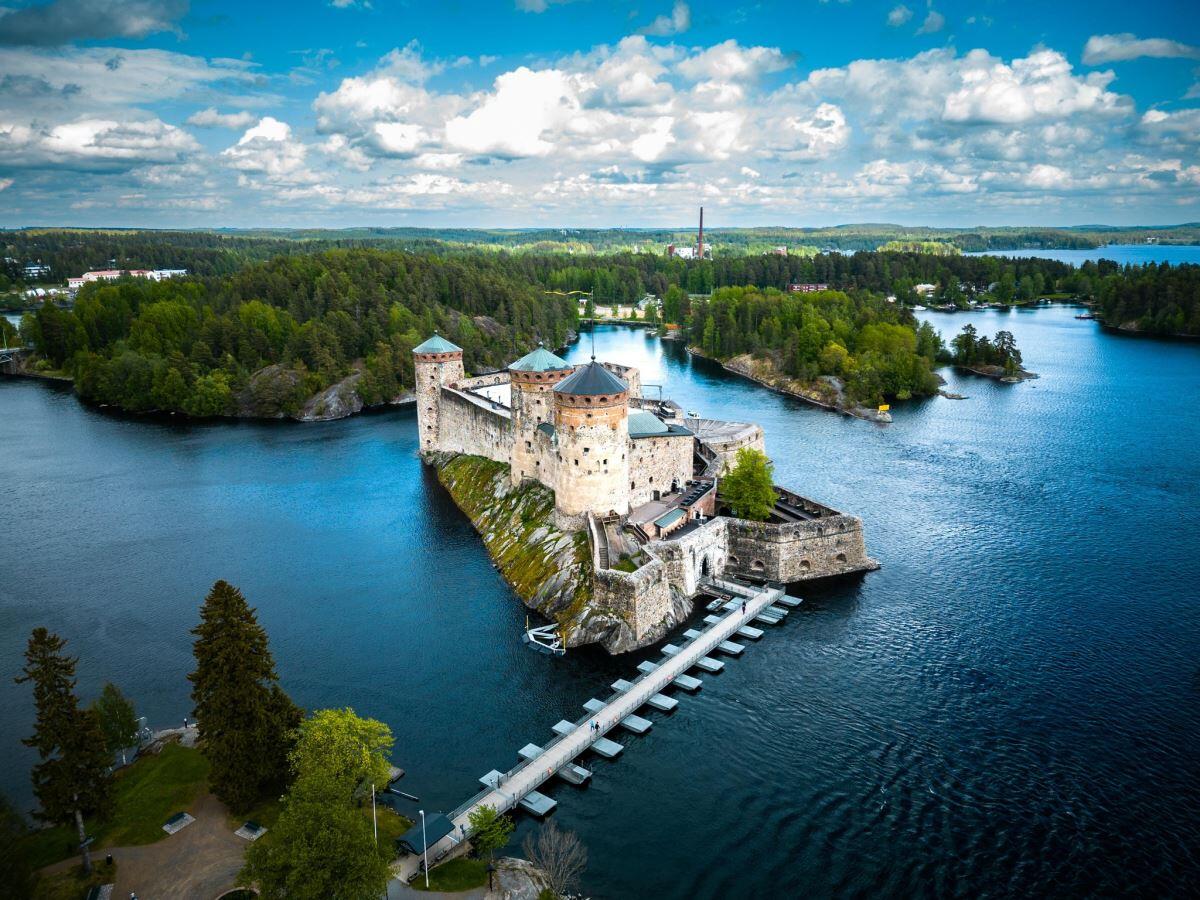 Îles boisées et eaux calmes dans la région des lacs finlandaise près de Savonlinna