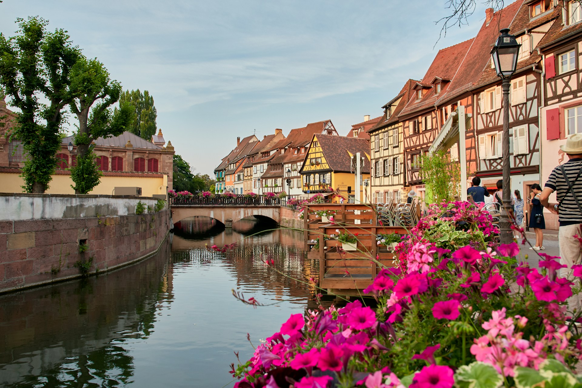 Colmars Petite Venise mit Fachwerkhäusern in Rosa und Pastelltönen, die sich im Kanal der Lauch spiegeln, Elsass