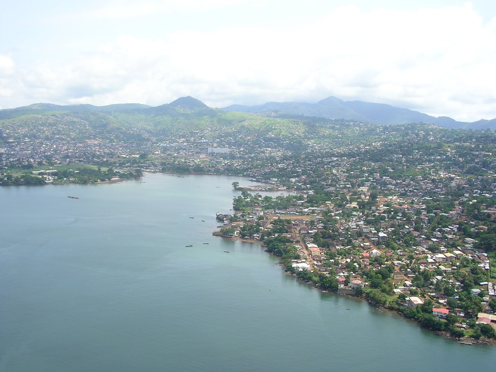Freetowns Skyline am Hang über dem natürlichen Hafen, Sierra Leone
