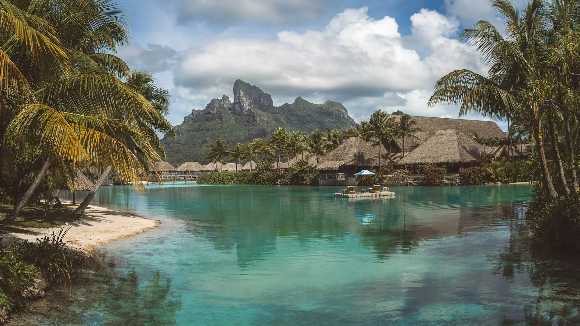 Lagoa de Bora Bora e bangalôs sobre a água ao amanhecer