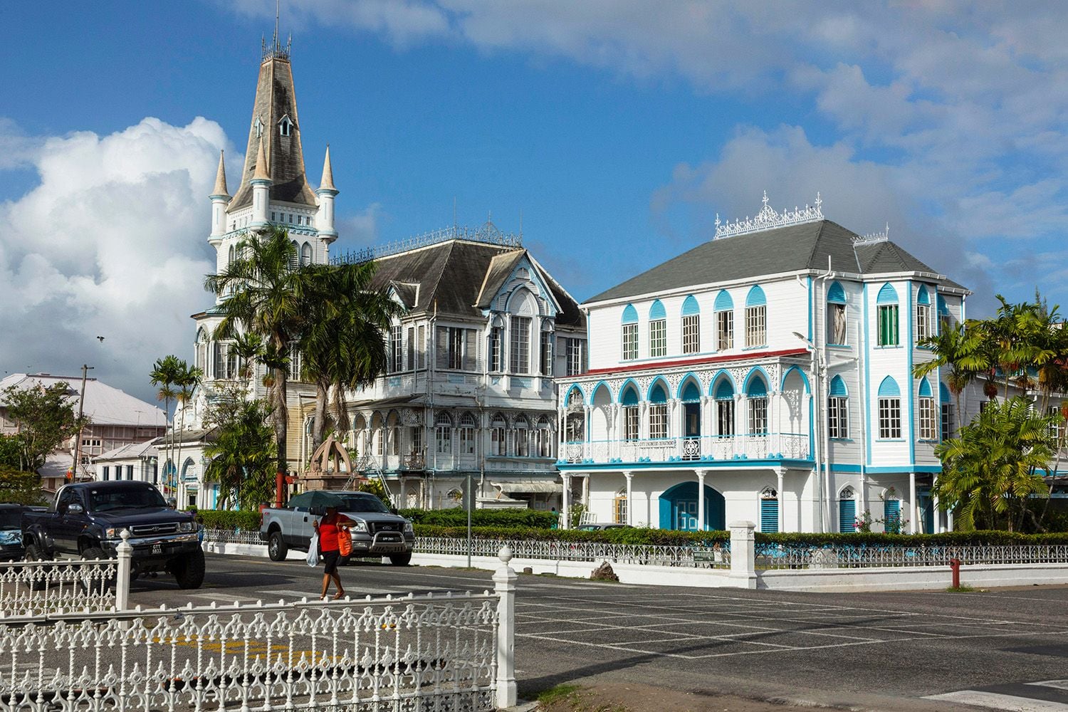 Koloniale Holzarchitektur und der Seawall in Georgetown, Guyana