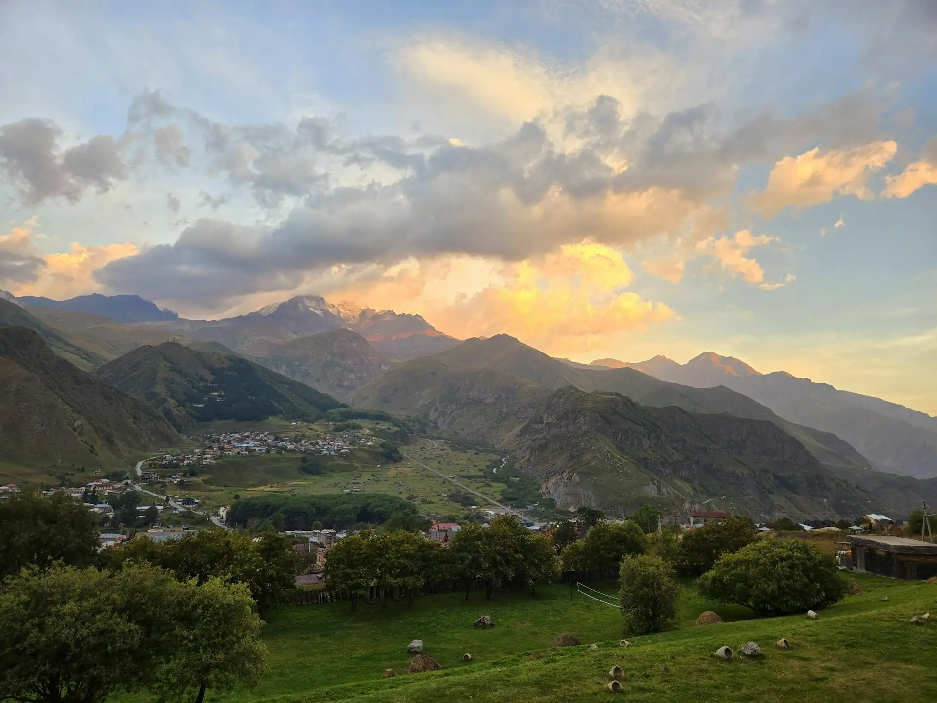 Gergeti Drie-eenheid bij zonsopgang