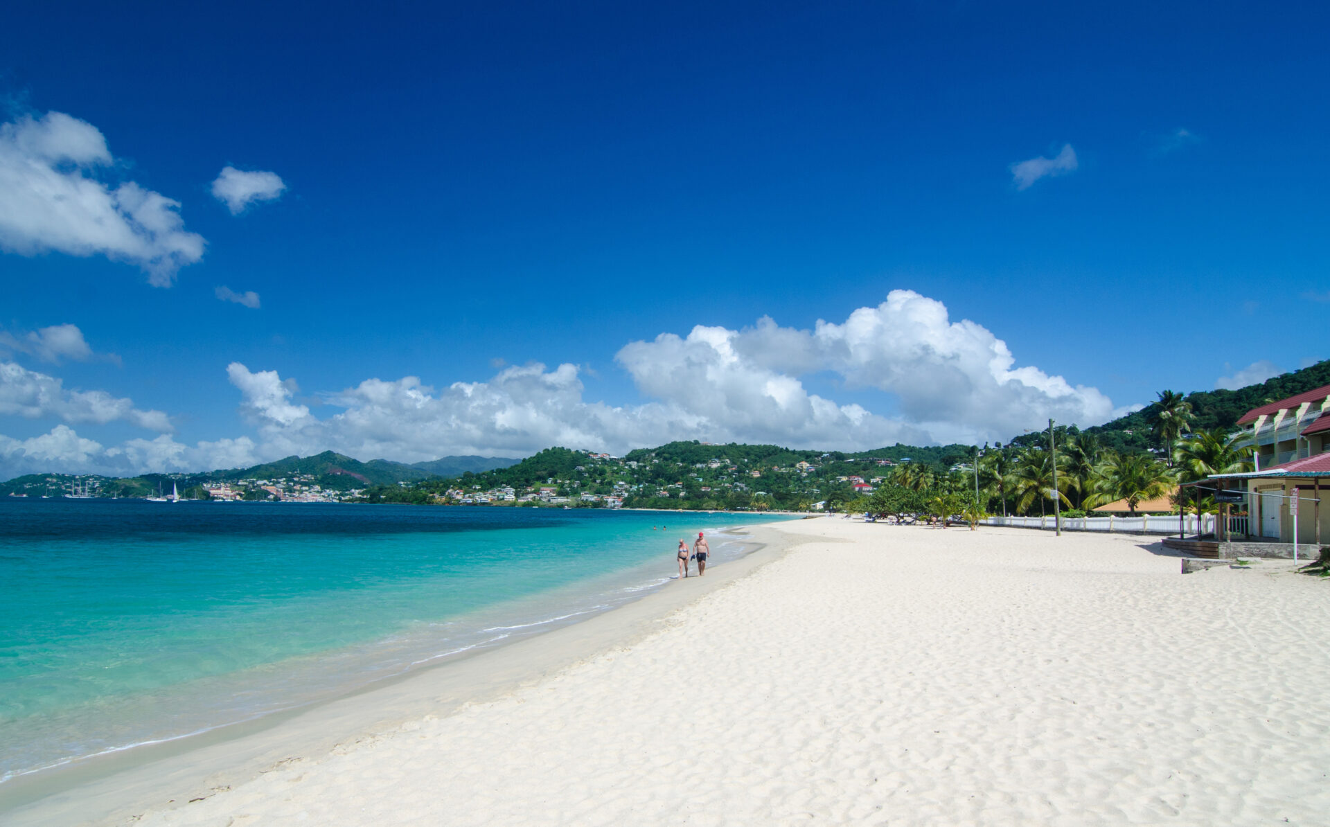 Twee mijl wit zand en rustig turquoise water van Grand Anse Beach nabij St. George's, Grenada