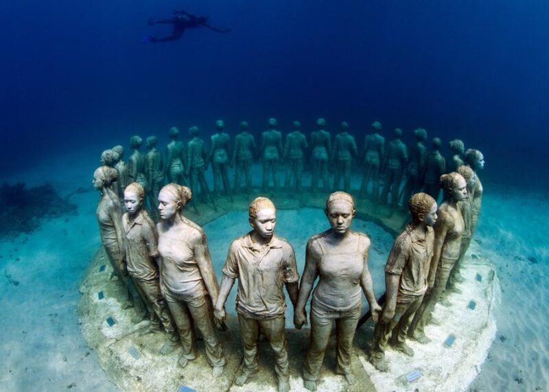Lebensgroße Unterwasserskulpturen, überzogen mit Korallen, im Unterwasser-Skulpturenpark der Moliniere Bay, Grenada