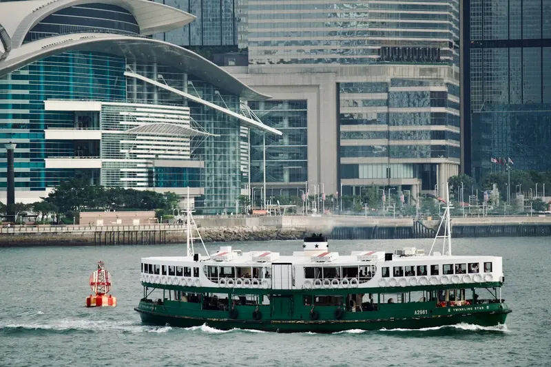 Een groen-witte Star Ferry die Victoria Harbour oversteekt