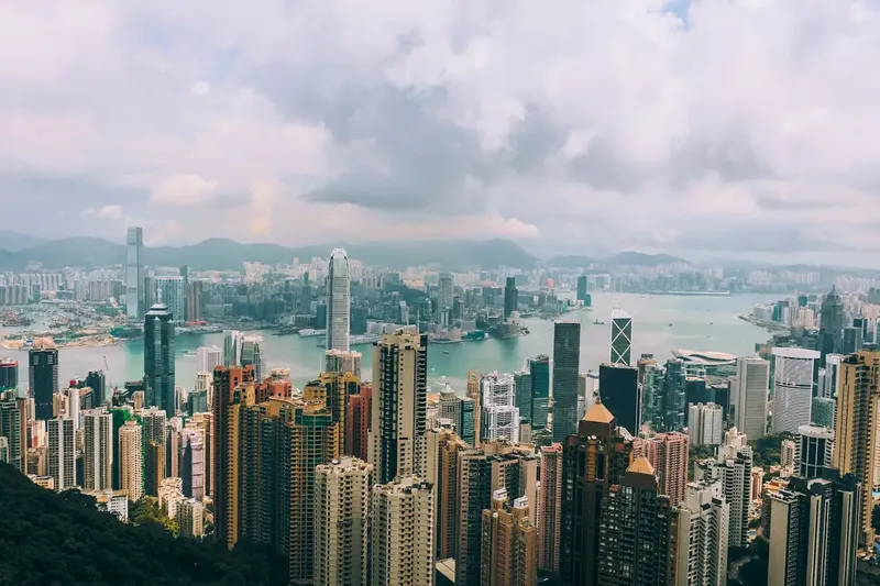 De skyline van Hongkong Island en Victoria Harbour gezien vanaf Victoria Peak