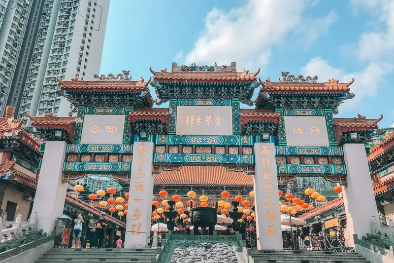 De sierlijke toegangspoort van de Wong Tai Sin-tempel in Kowloon