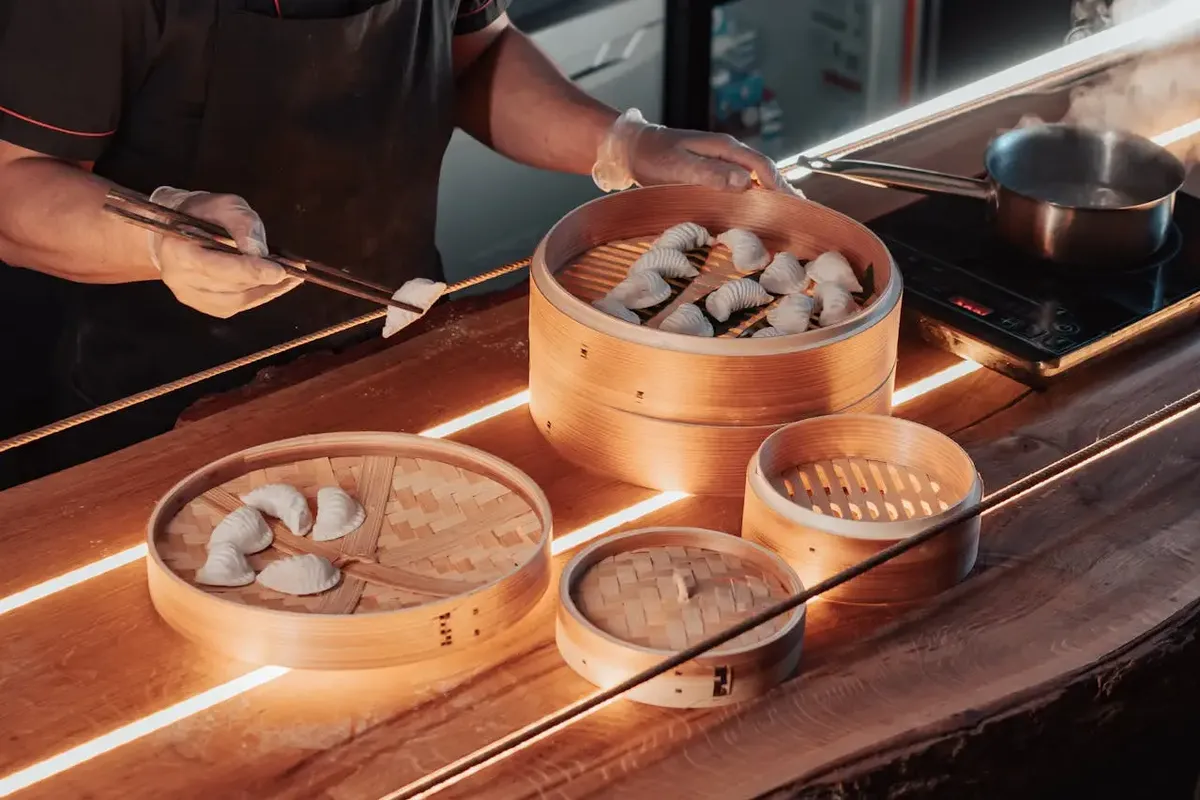 Bamboe stoommandjes met dim sum in een restaurant in Hongkong
