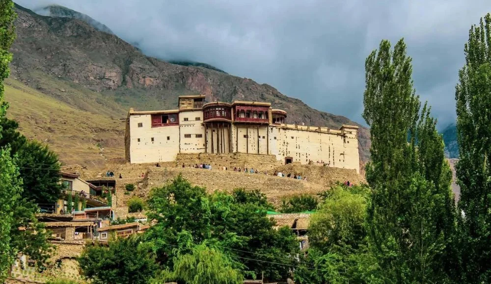Baltit-Fort über dem Dorf Karimabad im Hunza-Tal mit Karakorum-Gipfeln im Hintergrund