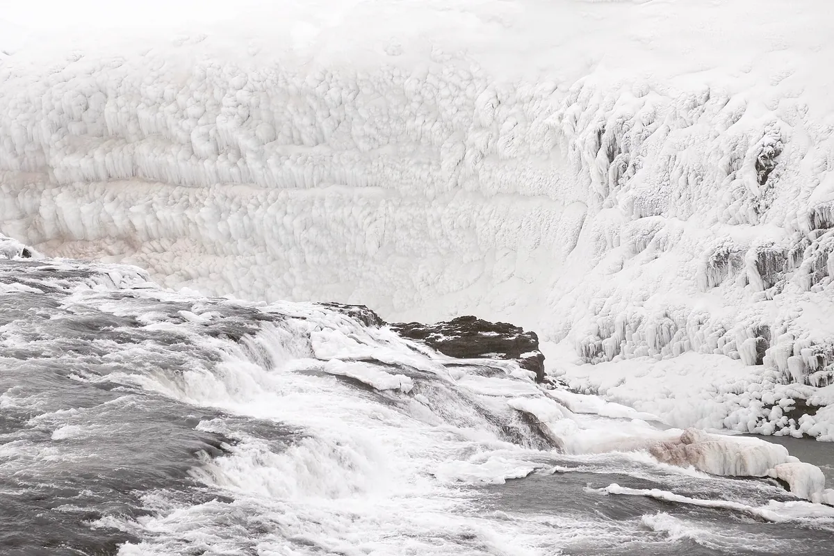 Gullfoss-vesiputous Islannissa talvella, jään ja lumen peitossa