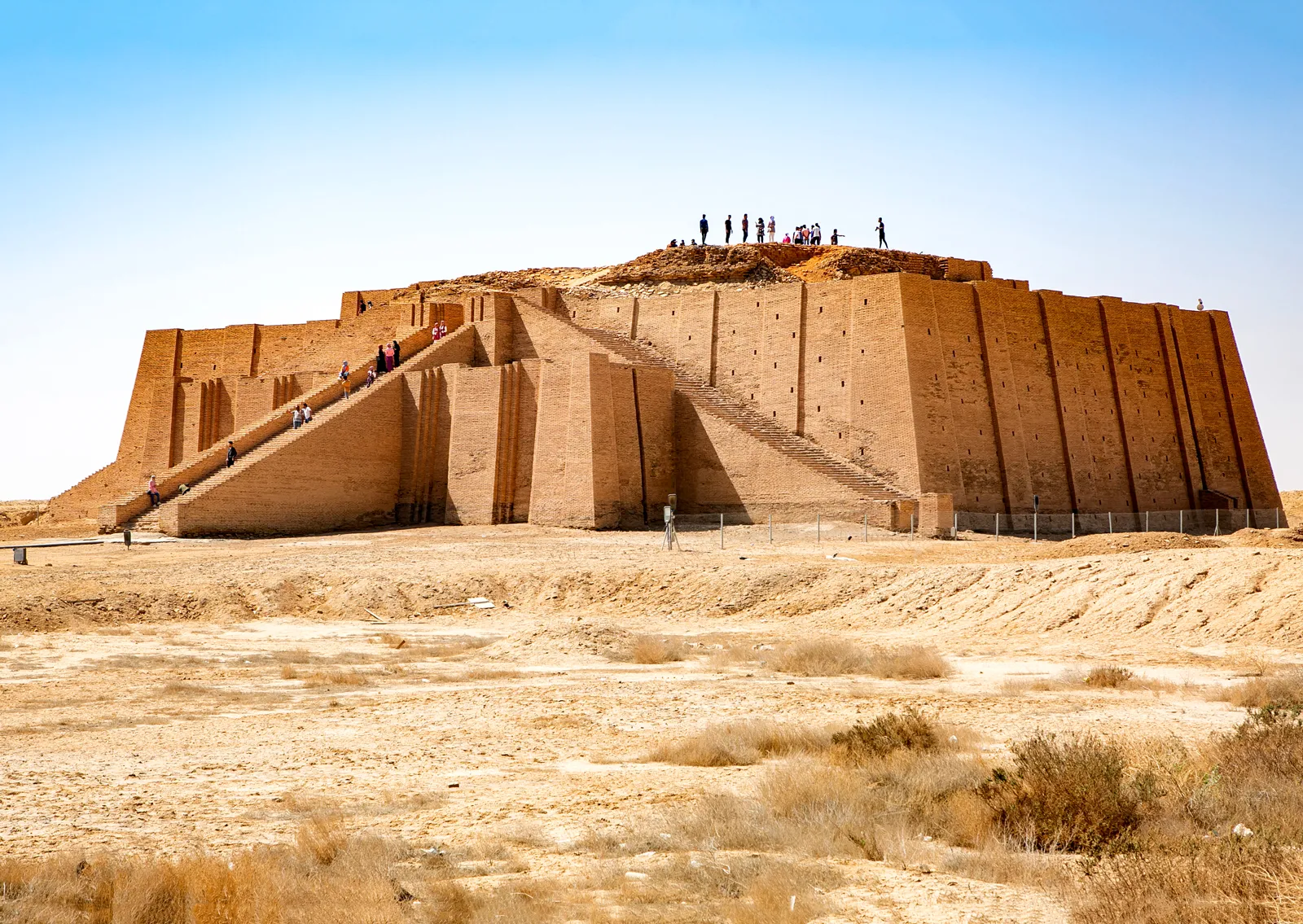 Uurin suuri zikkurat nousee aavikkotasangosta Nasiriyan lähellä, Irak