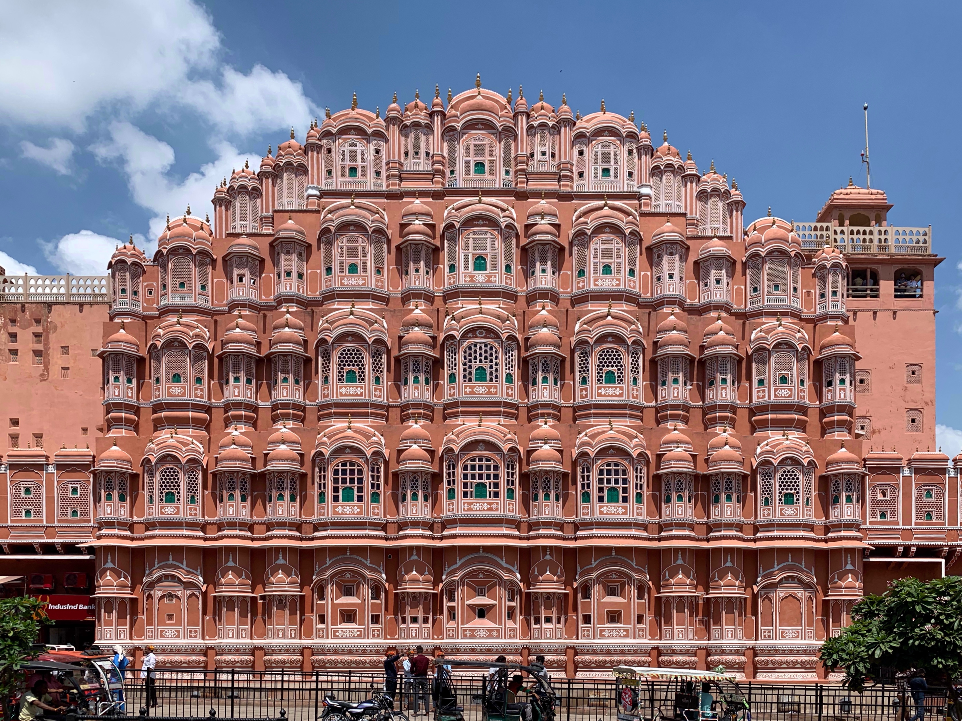 Hawa Mahal -palatsin vaaleanpunainen hiekkakivijulkisivu Jaipurissa, Rajasthanissa