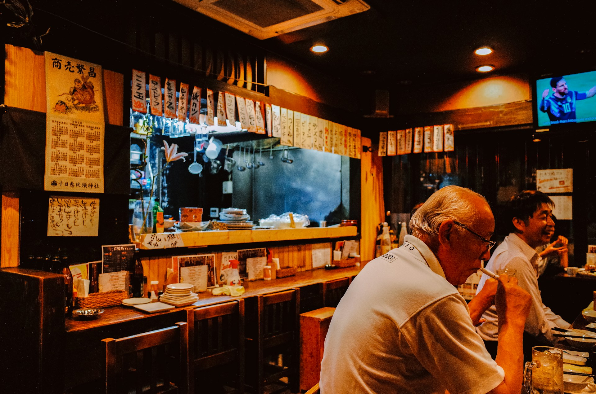Ciotola di ricco tonkotsu ramen con chashu di maiale, uovo morbido, nori e germogli di bambù a Fukuoka, Giappone