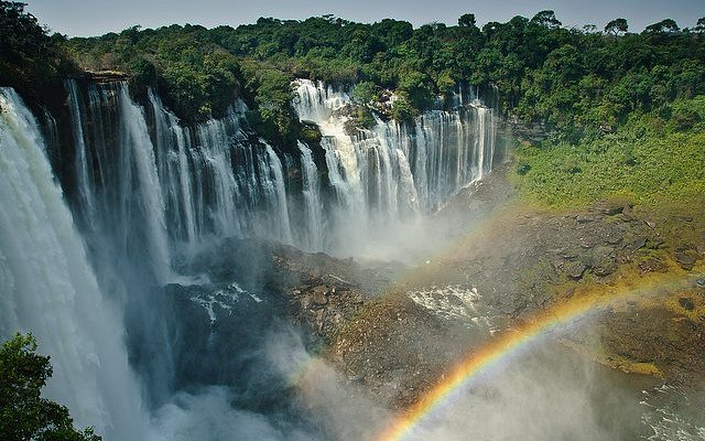 Cascate Kalandula nella provincia di Malanje che precipitano su una vasta scogliera di basalto, una delle cascate più larghe d'Africa